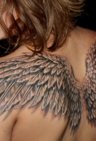 女生背部天使大翅膀纹身图案