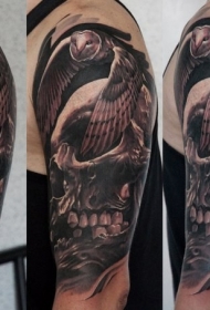大臂3D风格的骷髅和飞行猫头鹰纹身图案