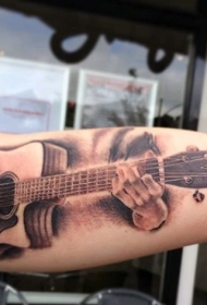手臂非常写实的音乐家演奏吉他纹身图案