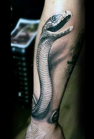 非常逼真的彩色3D蛇手臂纹身图案