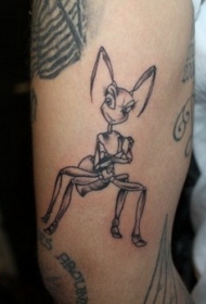 可爱的动画灰色蚂蚁手臂纹身图案
