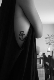 侧肋简单的微小黑白船锚与心形纹身图案