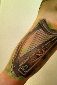 手臂美丽的凯尔特竖琴彩色纹身图案