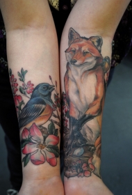 可爱多彩的红色狐狸与小鸟手臂纹身图案