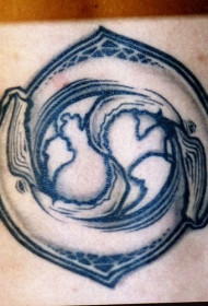 鲨鱼组合的阴阳标志纹身图案