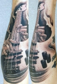 手臂华丽的手绘黑白低音吉他纹身图案