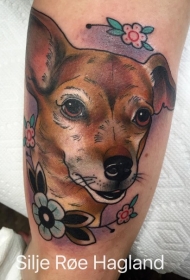 彩色可爱的狗与花朵手臂纹身图案