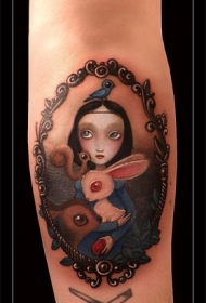 手臂卡通式可爱的女孩与兔子纹身图案
