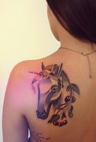 背部彩色的幻想独角兽与樱桃纹身图案