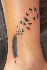黑色羽毛和小鸟脚踝纹身图案