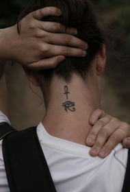 黑色的埃及十字架和荷鲁斯之眼颈部纹身图案