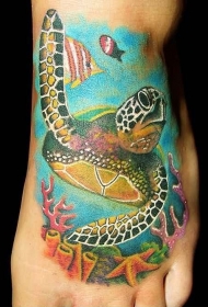 脚背色彩生动的海龟纹身图案