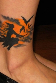女巫和扫帚蝙蝠晚霞彩色脚踝纹身图案