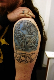 手臂彩色的异形大战铁血战士纹身图案