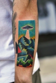 手臂彩色外星人帆船与山脉纹身图案