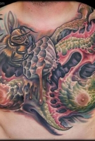 胸部彩绘蜜蜂与奇怪的外星植物纹身图案
