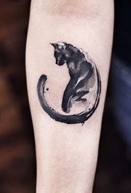 小臂抽象风格的黑色猫纹身图案