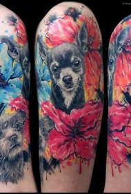 大臂写实的可爱狗头像和抽象花朵纹身图案