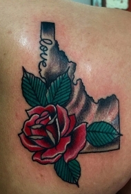 背部可爱的红玫瑰和字母纹身图案