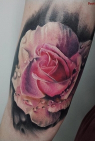 非常逼真美丽的粉红色玫瑰手臂纹身图案