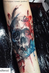 水彩泼墨风格的彩色骷髅和蝴蝶手臂纹身图案