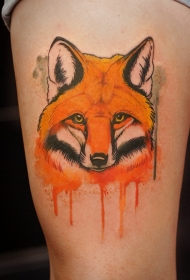 红色的狐狸头大腿纹身图案