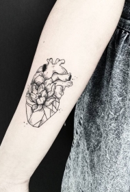 女生小臂心脏几何花卉纹身图案