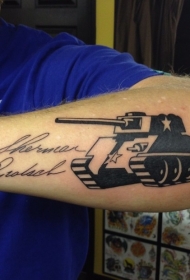 手臂黑白军事坦克和字母纹身图案