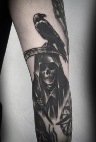 手臂黑色的死神与乌鸦纹身图案