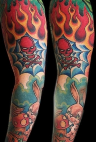 手臂卡通兔子和火焰骷髅彩色纹身图案