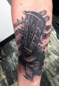 黑白吉他与音符手臂纹身图案