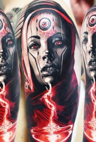 手臂彩色恐怖风格的外星女人与闪电纹身图案