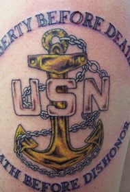 手臂英文字母和金色的船锚纹身图案