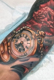 手臂逼真的彩色时钟与玫瑰纹身图案