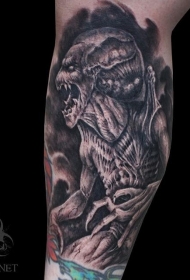 雕刻风格黑色的怪物手臂纹身图案