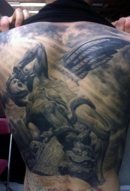 背部伟大的天使与蛇纹身图案