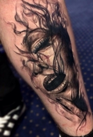 手臂黑色的吸烟女子个性纹身图案