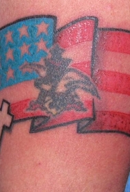 十字架和美国国旗纹身图案