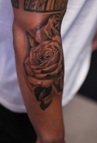 写实的美国经典黑灰玫瑰手臂纹身图案
