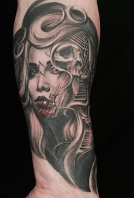写实风格的彩色女人与骷髅骨架手臂纹身图案