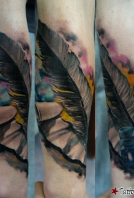 逼真的彩色纸与墨水和羽毛手臂纹身图案