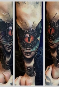 手臂彩色的女人肖像与蝴蝶和龙眼纹身图案