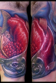 逼真的彩色食肉鱼手臂纹身图案