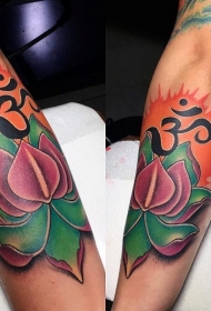 现代传统风格的彩色莲花字符手臂纹身图案