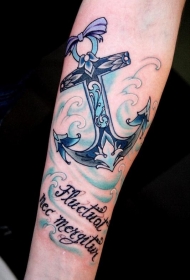 手臂蓝色船锚与浪花字母纹身图案