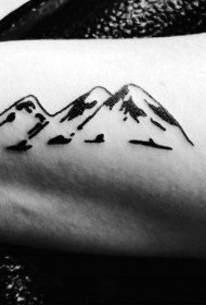 小小的简单黑色山脉手臂纹身图案