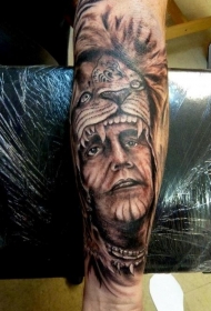 手臂印第安人肖像和狮子头盔纹身图案