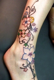 美丽的花朵藤蔓和绿叶脚踝纹身图案