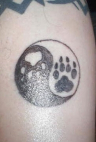 阴阳八卦与动物爪印黑白纹身图案