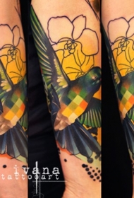 手臂抽象风格的彩色小鸟与花朵纹身图案